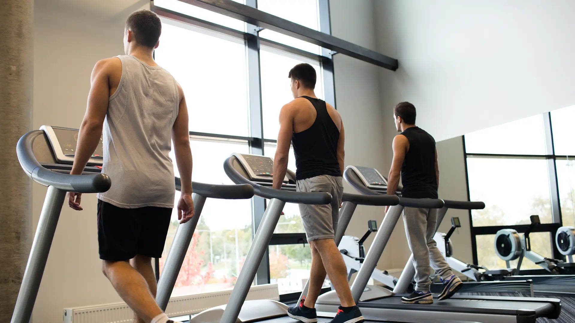 personne s'échauffant en salle de sport