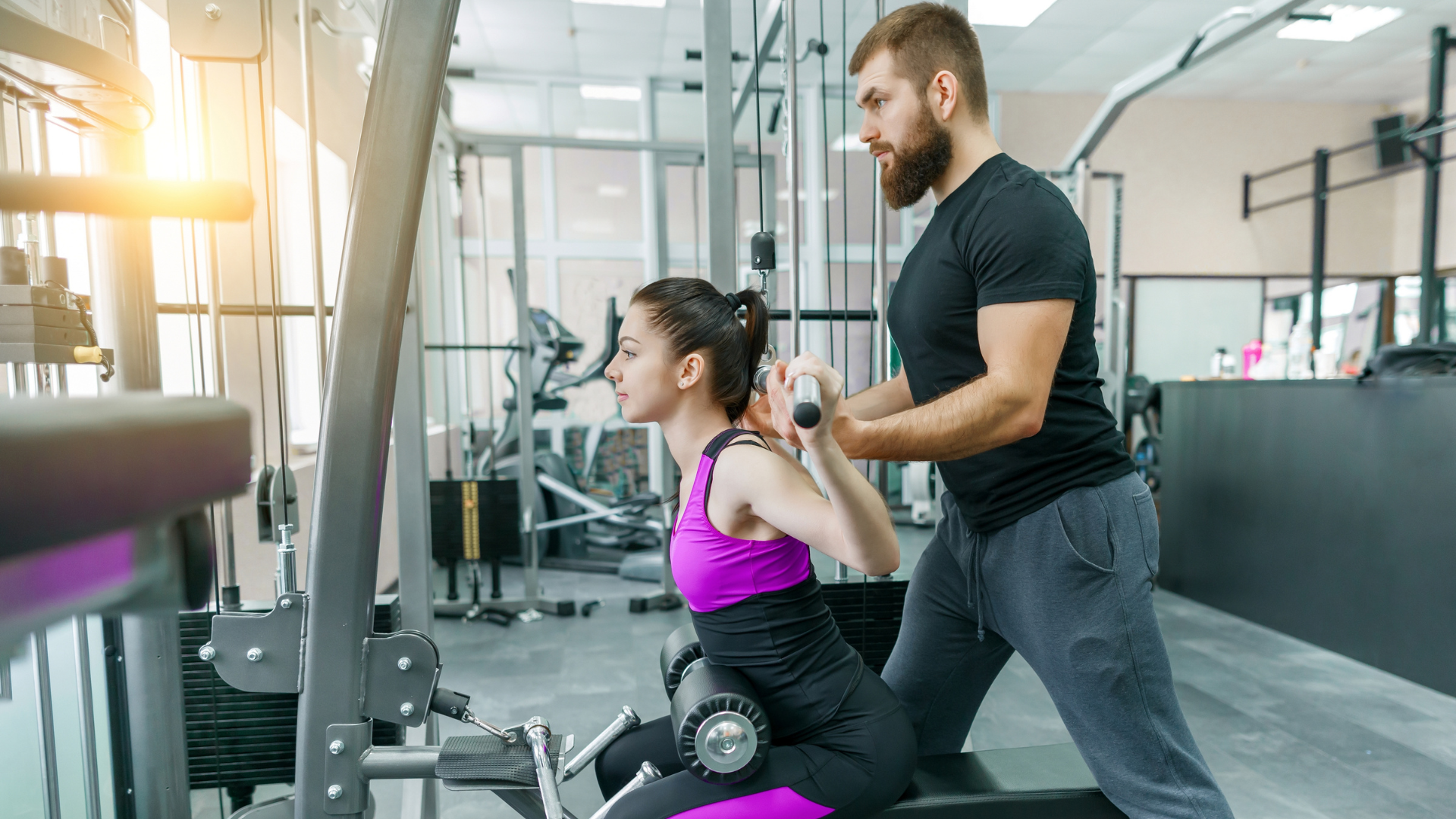 Nutritionniste et coach personnel aidant une personne